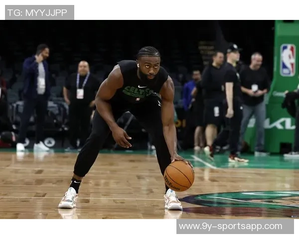 杰伦布朗首节火力全开独得16分但球队仍落后11分苦苦追赶